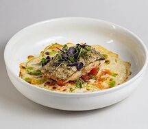 Янтарная форель, запеченная с кабачками и грибами