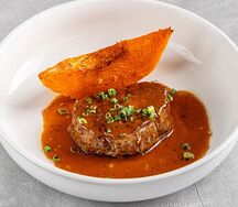 Говяжье филе с перечным соусом и печеной тыквой