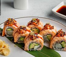 Ролл с лососем, гребешком и трюфельным маслом