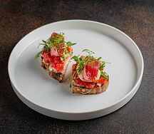 Мини-брускетты с тунцом, рукколой и помидорами