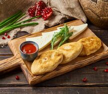 Мчади с имеретинским сыром и соусом сацебели