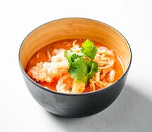 Том Ям с кокосовым молоком, креветками и цыплёнком