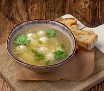 Куриный суп с яичной лапшой и куриными клёцками