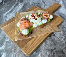 Яйцо пашот с лососем, кремом из авокадо, сырным муссом и чили