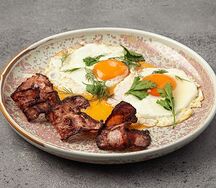Глазунья с беконом, миксом зелени и Голландским соусом