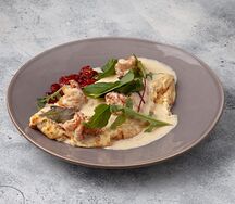 Омлет с креветками, вялеными томатами и соусом
