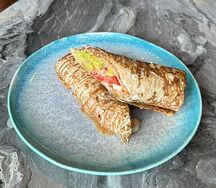 Сэндвич-ролл с курицей, соусом терияки, томатами и салатом айсберг