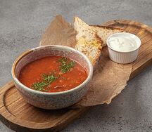 Томатный суп из красной и белой фасоли с говяжьим щёчками