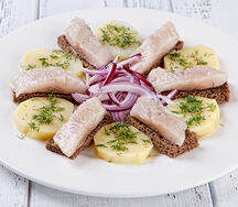 Сельдь с картофелем и гренками из ржаного хлеба