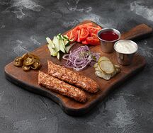 Люля-кебаб на тарелке