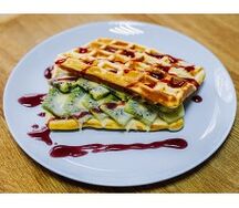 Классическая вафля с киви и сгущенкой