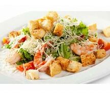 Салат цезарь с королевской креветкой