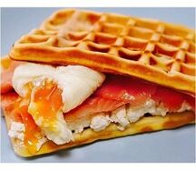 Сырные вафли с семгой и яйцом пашот