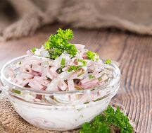 Язык с черносливом