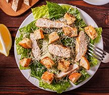 Салат Цезарь с курицей