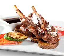 Каре ягненка с овощами гриль