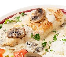 Куриное филе под грибным соусом