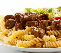 Гуляш из говядины с макаронами