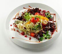 Салат с куриной печенью и клюквенным соусом