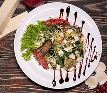 Зеленый салат с запеченным сыром
