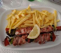 Шашлык из cвинoй шейки и картофель фри