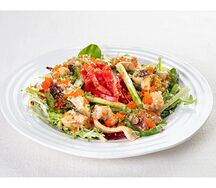 Салат с морепродуктами, спаржей и имбирным соусом