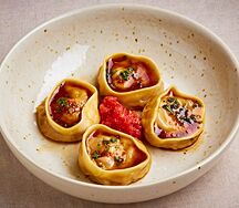 Дамплинги с уткой, томатной сальсой и соусом лайм-чеснок