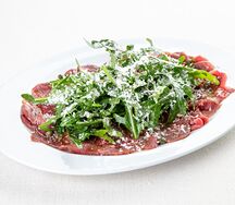 Карпаччо из телятины с рукколой и пармезаном