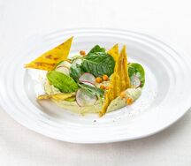Хумус из авокадо и зеленого горошка с нутом и свежими овощами