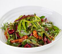 Салат с хрустящей уткой, сливой и цитрусовым соусом