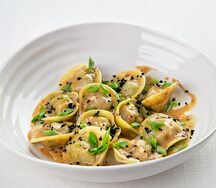 Пельмени с лососем, гребешком и сливочным соусом с черными бобами