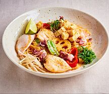 Рисовая лапша вок с морепродуктами, овощами и сыром тофу