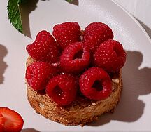 Миндальное пирожное с малиной