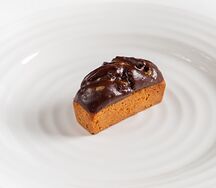 Кекс с вишней и орехом пекан