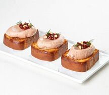 Бриошь трио с кремом из куриной печени и томатным джемом