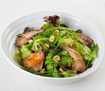 Салатный микс с перепелкой и черносливом