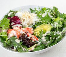 Салат с крабом, авокадо и имбирным соусом
