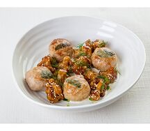 Кроличьи котлетки с цветной капустой и сливочно-чесночным соусом