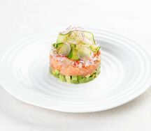 Тартар из лосося с авокадо, крабом и слайсами огурца