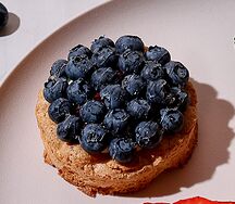 Миндальное пирожное с голубикой