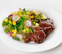 Пряный салат с говядиной и манго