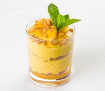 Манговый мусс с маракуйей и печеньем