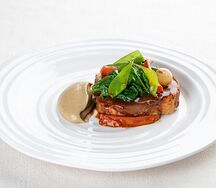 Лопатка ягненка с овощами и грибным муссом