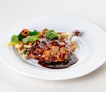 Утка конфи с пак-чой и пюре из апельсина