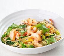 Феттуччине из зеленой гречки с овощами, куркумой и креветками