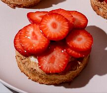 Миндальное пирожное с клубникой