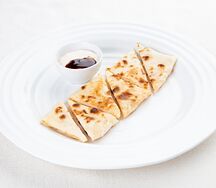 Лепешка с крабом и манговым соусом айоли