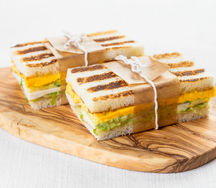 Сэндвич с курицей и отварным яйцом