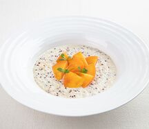 Каша из киноа с хурмой и кленовым сиропом