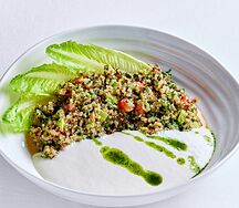 Табуле из киноа с муссом из сыра тофу и йогурта